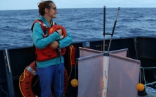 Préparation du déploiement du flotteur SUPRACT attaché à une bouée dérivante (CODE) par Audrey Hasson lors de la campagne en mer